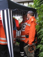 Der Ortsbrandmeister hält sich im Hintergrund Der Ortsbrandmeister hält sich im Hintergrund