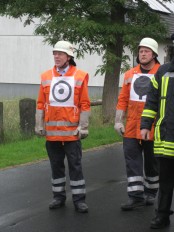 Kritische Blicke des Ortsbrandmeisters Kritische Blicke des Ortsbrandmeisters
